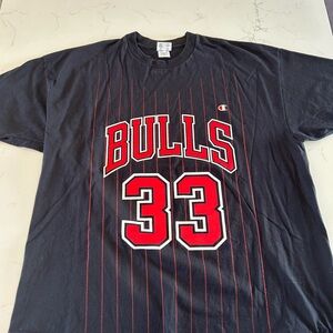 NBA Bulls number 33, VTG (Scottie Pippen #) this number is retired and nice XXL